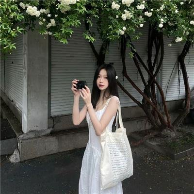 赤裸并存在著